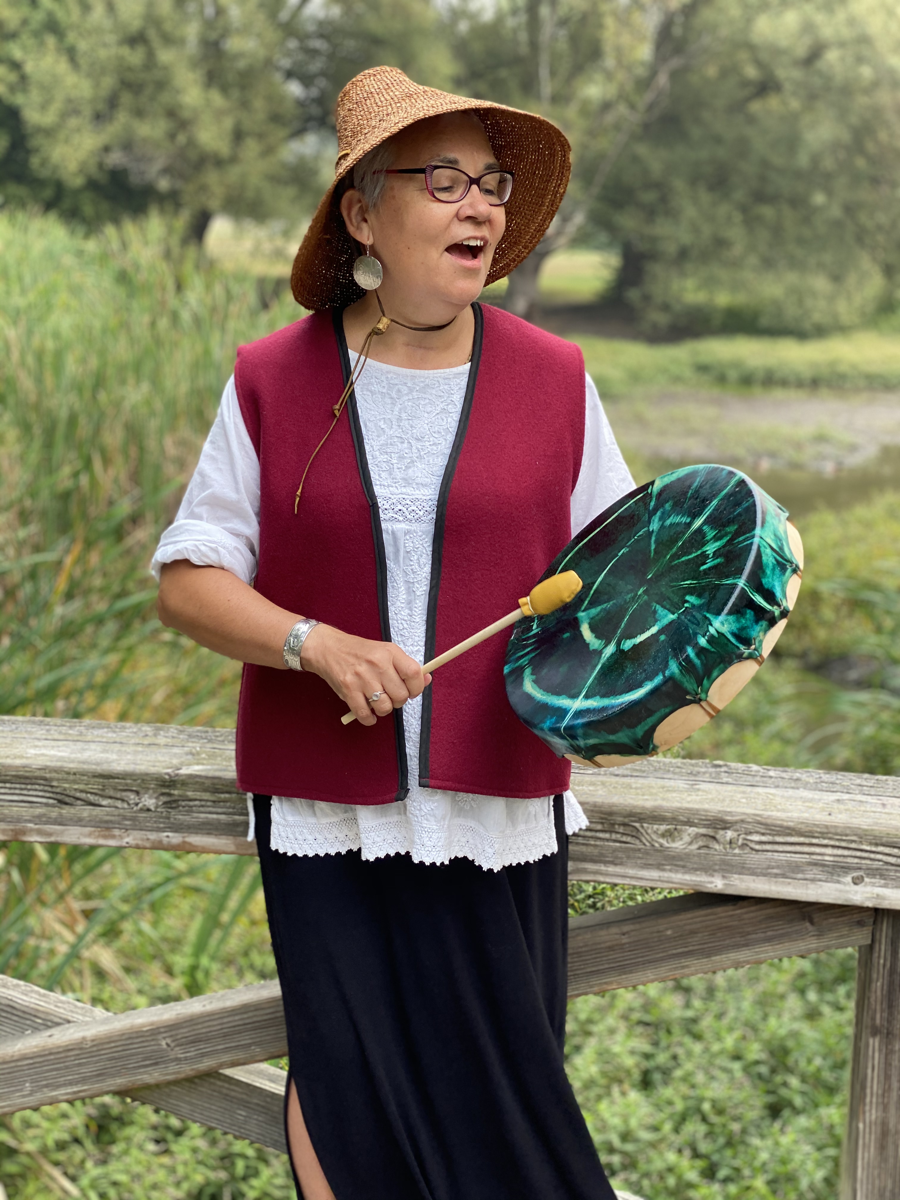 Kung Jaadee singing